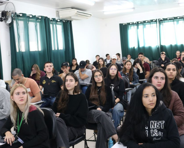 Acad�micos de Medicina participam de palestra do projeto RELAFRI na Univ�s